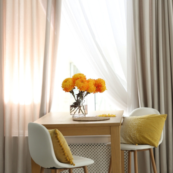 Duge ili kratke zavese – kako odabrati idealne za vaš dom?