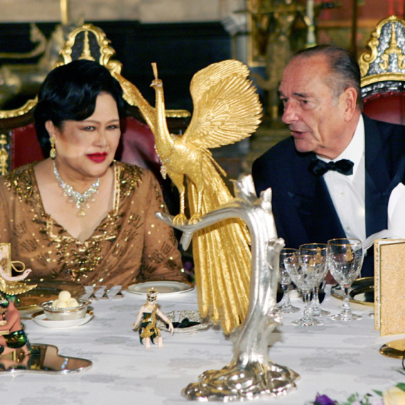 Preminula kraljica-majka