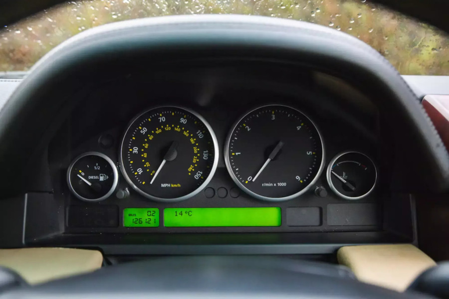 Vozite se kao kralj: Range Rover Elizabete II na aukciji, šta mislite koliko košta?