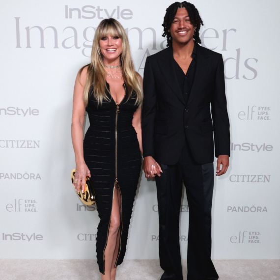 Uska haljina jedva obuzdala grudi, ali to je sada nebitno: Ko je ovaj lepotan? FOTO