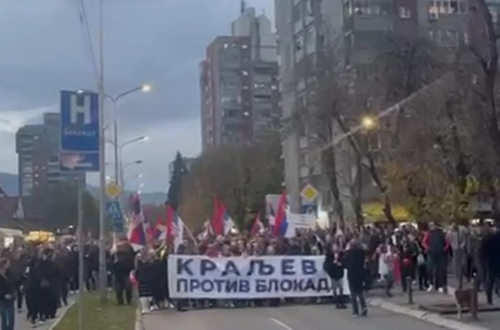 Veliki broj građana u Kraljevu; Odjekuje "Aco Srbine"; Narod ujedinjen protiv blokada VIDEO