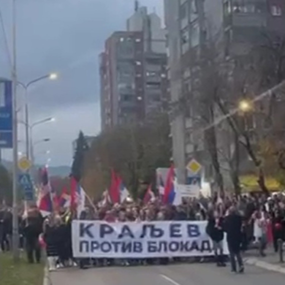 Veliki broj građana u Kraljevu; Odjekuje "Aco Srbine"; Narod ujedinjen protiv blokada VIDEO