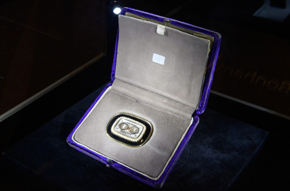 Napoleonov broš se prodaje na aukciji: Da li je ukraden iz Luvra? FOTO