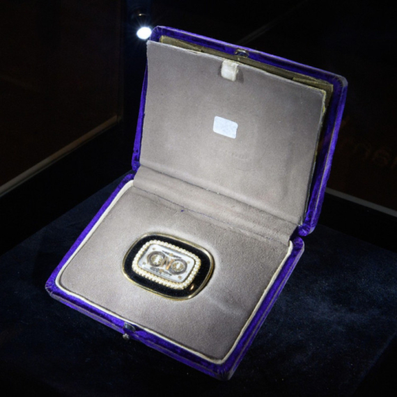 Napoleonov broš se prodaje na aukciji: Da li je ukraden iz Luvra? FOTO