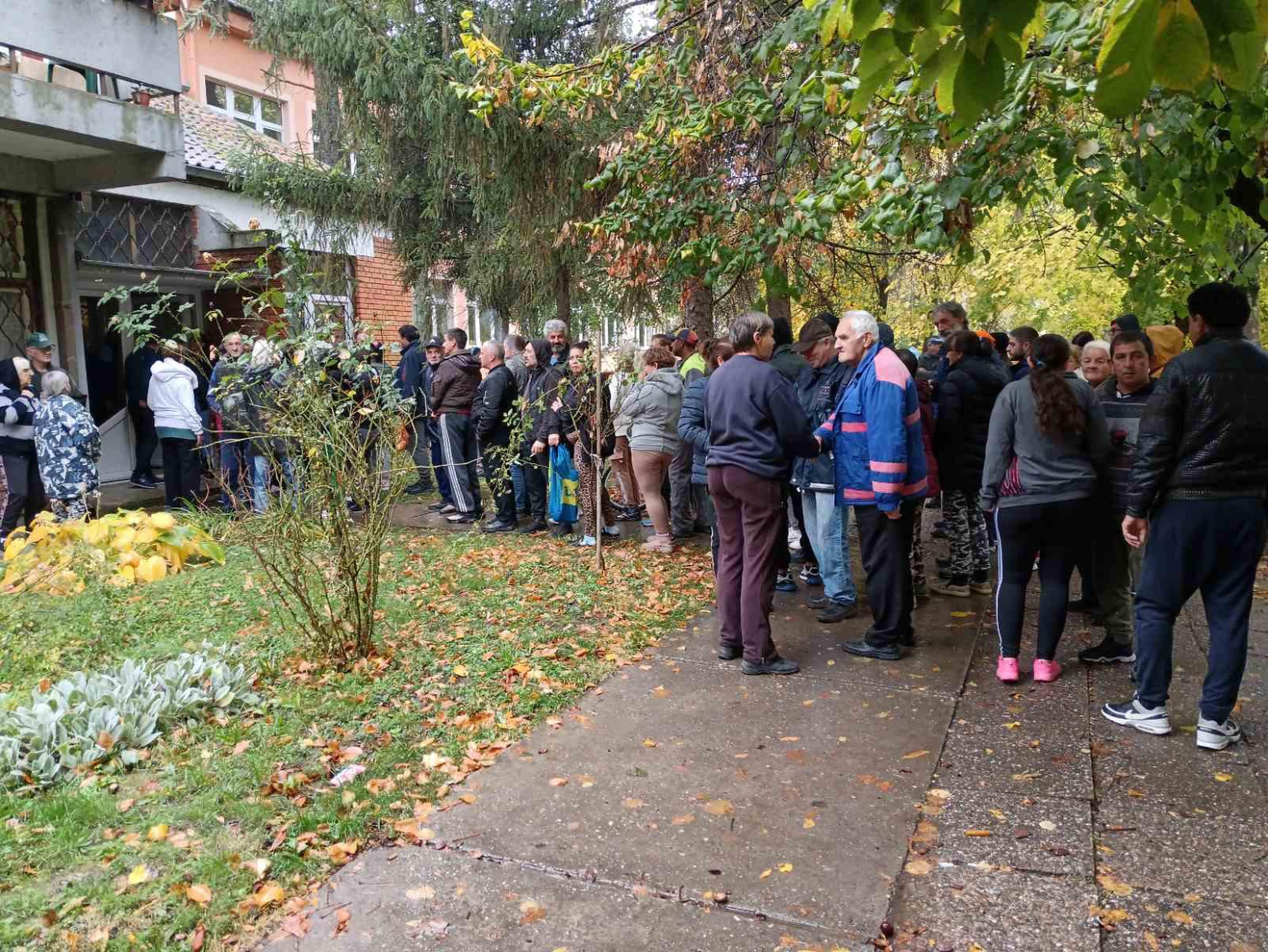 Velika podrška i redovi: Građani daju potpise za listu Aleksandra Vučića FOTO