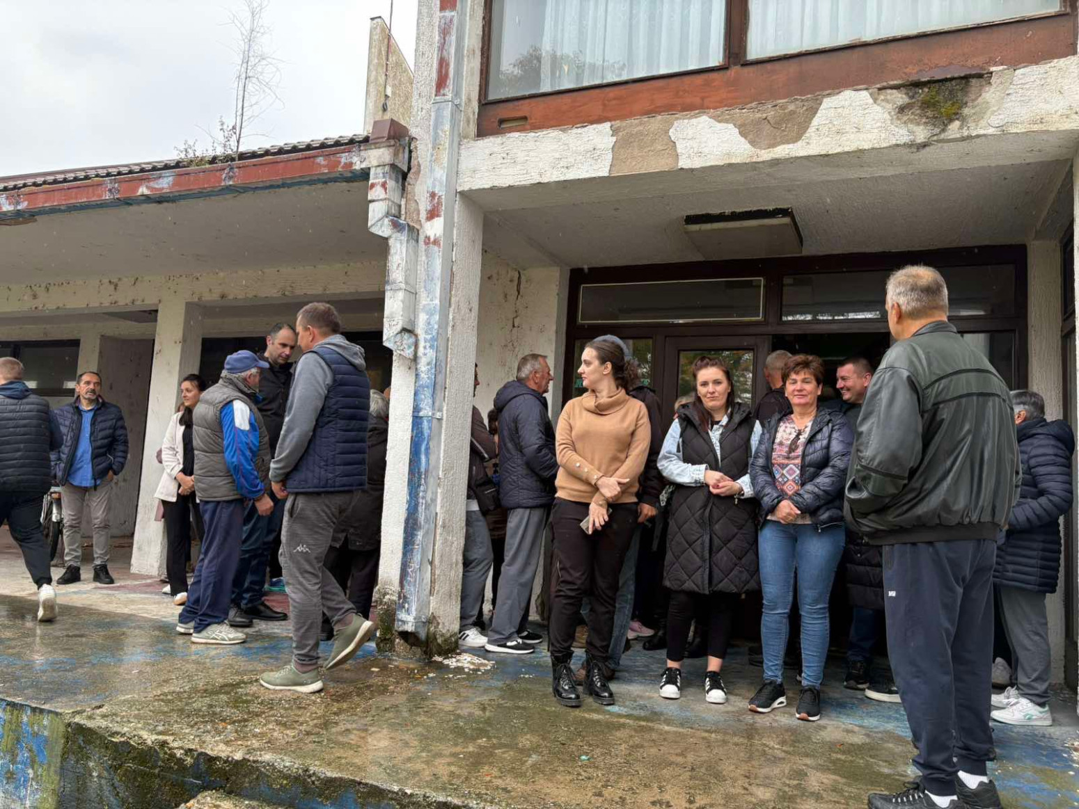 Velika podrška i redovi: Građani daju potpise za listu Aleksandra Vučića FOTO