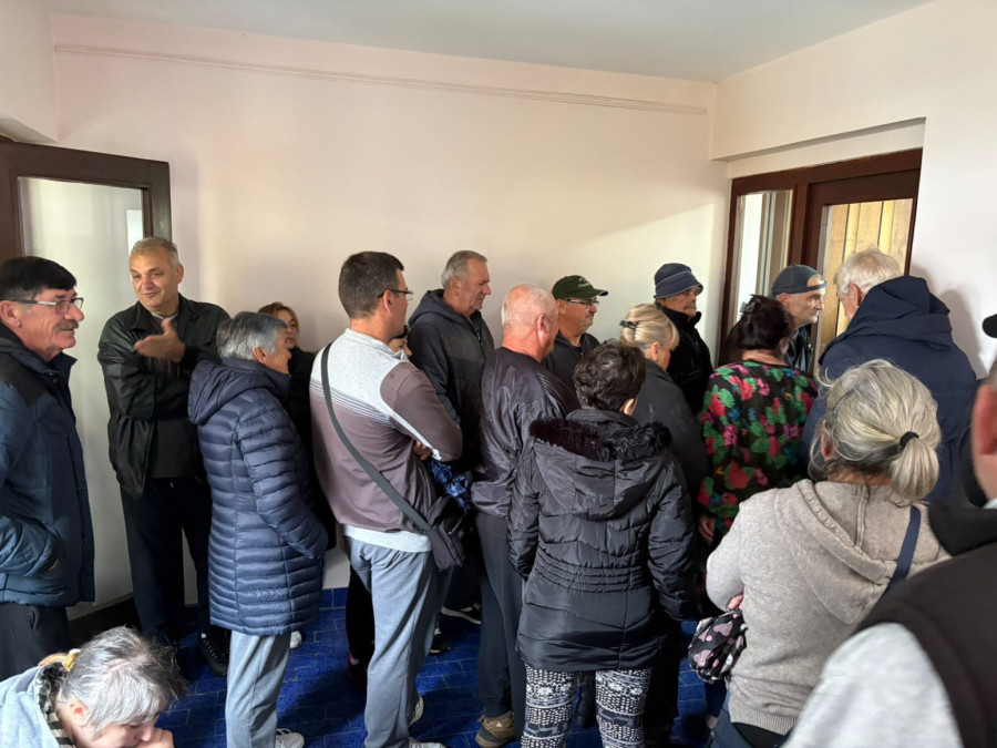 Velika podrška i redovi: Građani daju potpise za listu Aleksandra Vučića FOTO