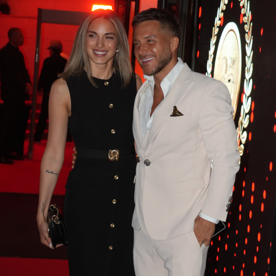 Ljubav planula zbog jednog lajka: Saša Kovačević verio devojku nakon 10 godina veze VIDEO