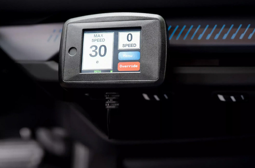 Nova tehnologija odlučivaće koliko brzo smete da vozite – auto će sam ograničavati brzinu