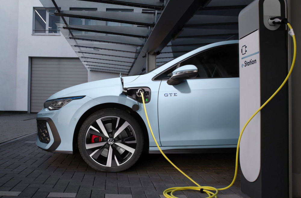 Nemačka ima plan da spase benzince i dizelaše: Plug-in hibridi moraće obavezno da se pune!