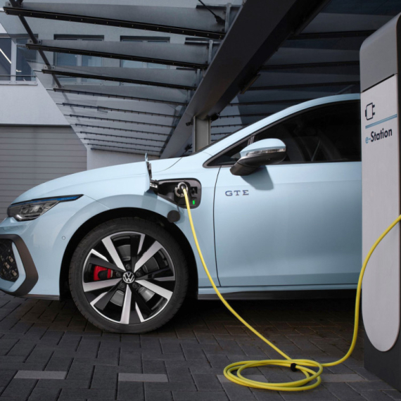 Nemačka ima plan da spase benzince i dizelaše: Plug-in hibridi moraće obavezno da se pune!