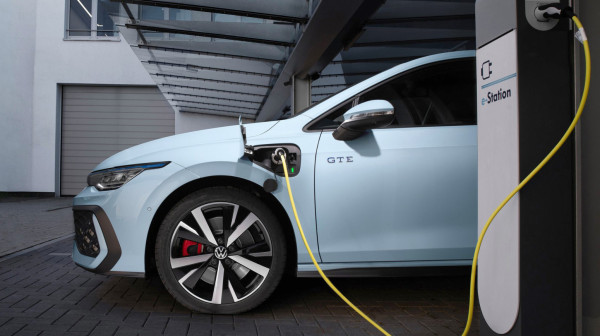 Nemačka ima plan da spase benzince i dizelaše: Plug-in hibridi moraće obavezno da se pune!