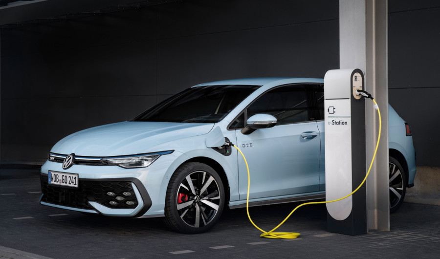 Nemačka ima plan da spase benzince i dizelaše: Plug-in hibridi moraće obavezno da se pune!