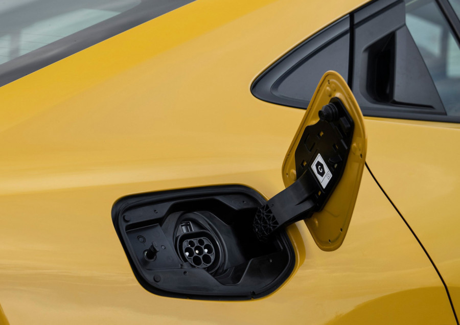 Nemačka ima plan da spase benzince i dizelaše: Plug-in hibridi moraće obavezno da se pune!