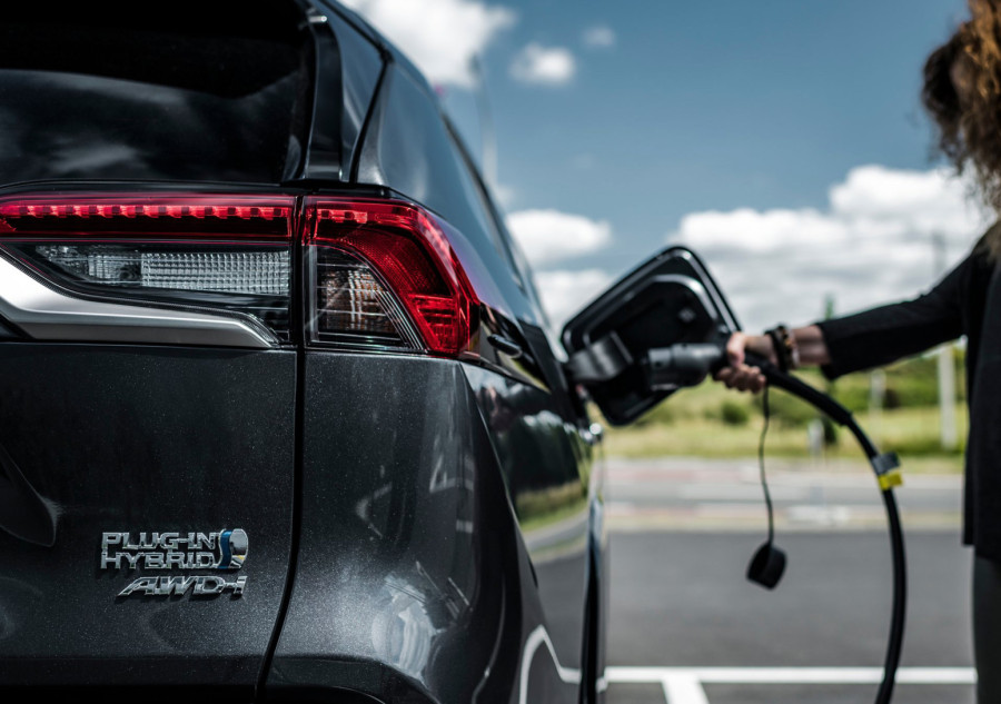 Nemačka ima plan da spase benzince i dizelaše: Plug-in hibridi moraće obavezno da se pune!