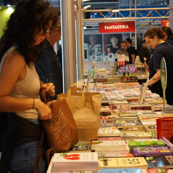 Knjige i za 100 dinara: Velike gužve na sajmu, evo šta se nudi, a šta traži FOTO