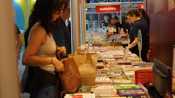 Knjige i za 100 dinara: Velike gužve na sajmu, evo šta se nudi, a šta traži FOTO