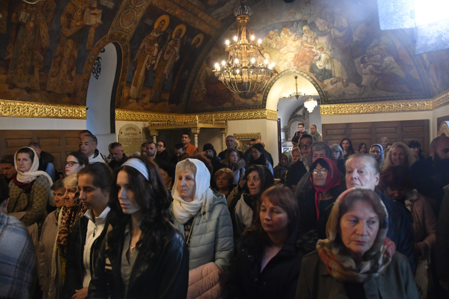 U čast Svete Petke: Veliki broj vernika čeka u redovima od juče ispred Ružice na Kalemegdanu FOTO