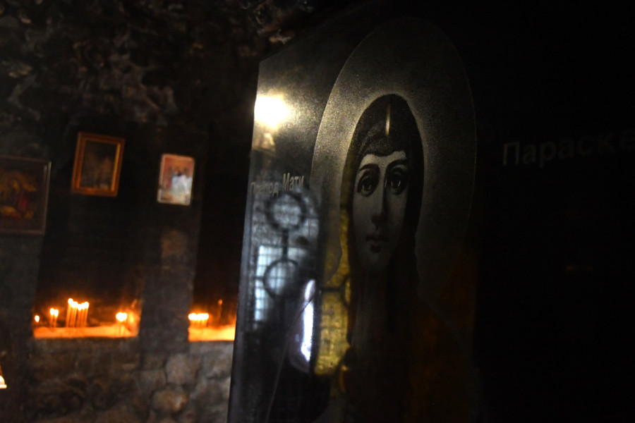 U čast Svete Petke: Veliki broj vernika čeka u redovima od juče ispred Ružice na Kalemegdanu FOTO