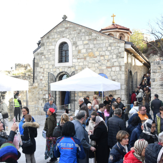 U čast Svete Petke: Veliki broj vernika čeka u redovima od juče ispred Ružice na Kalemegdanu FOTO