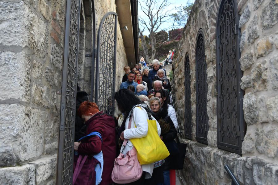 U čast Svete Petke: Veliki broj vernika čeka u redovima od juče ispred Ružice na Kalemegdanu FOTO