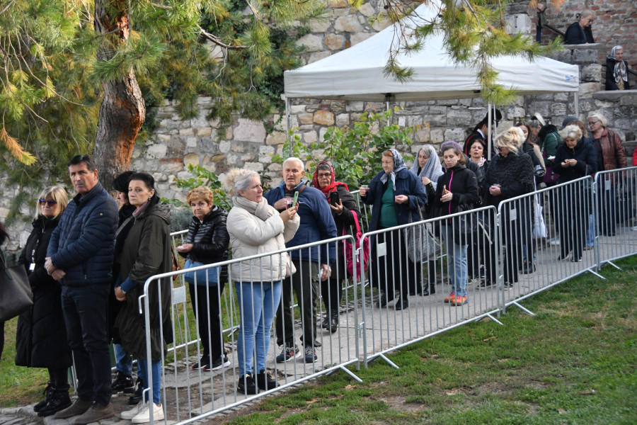U čast Svete Petke: Veliki broj vernika čeka u redovima od juče ispred Ružice na Kalemegdanu FOTO