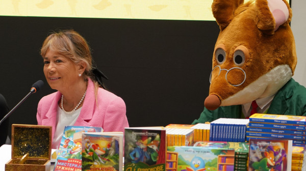 Fantastičan doček Elizabete Dami na Beogradskom sajmu knjiga FOTO