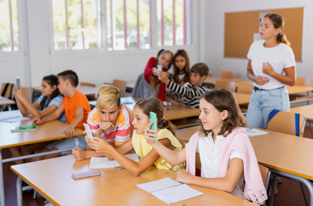 Hrvatska zabranjuje mobilne telefone u školama: Srbija ima pravila, ali... ANKETA