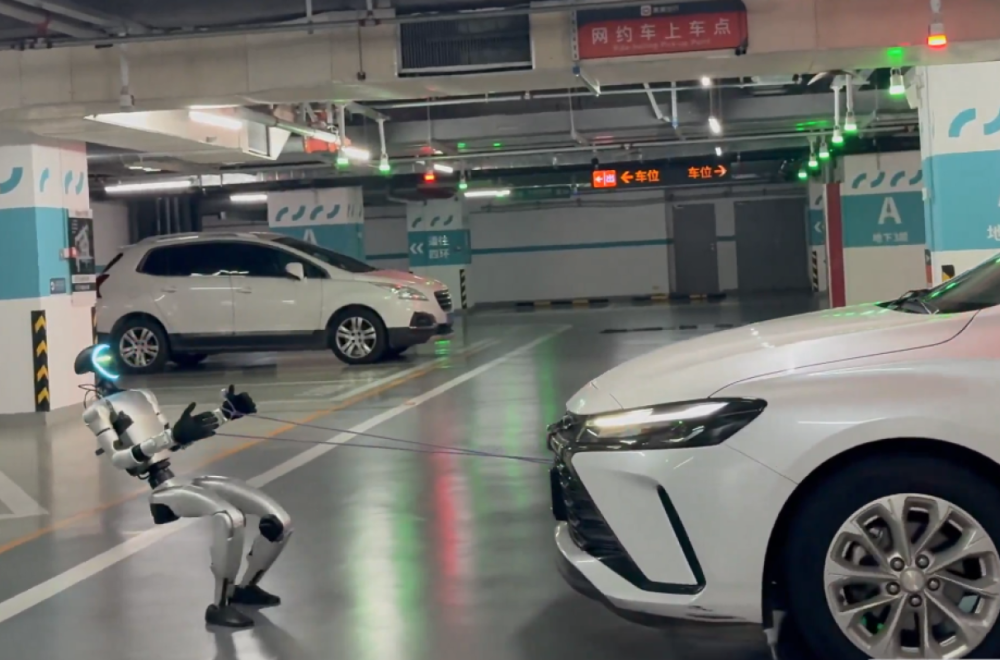 Pogledajte kako mali robot vuče automobil VIDEO