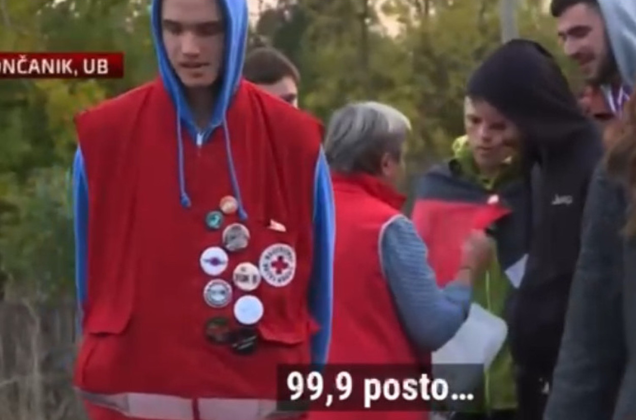 Blokaderi izrežirali novu predstavu o "baki" koja deli voće "studentima" VIDEO