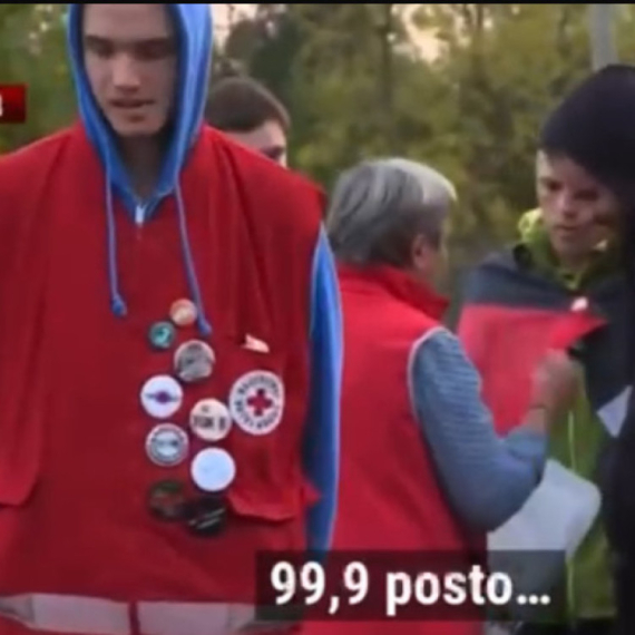 Blokaderi izrežirali novu predstavu o "baki" koja deli voće "studentima" VIDEO