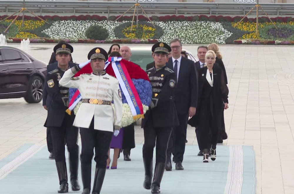 Vučić položio venac na Spomenik nezavisnosti u Taškentu VIDEO