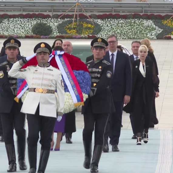 Vučić položio venac na Spomenik nezavisnosti u Taškentu VIDEO