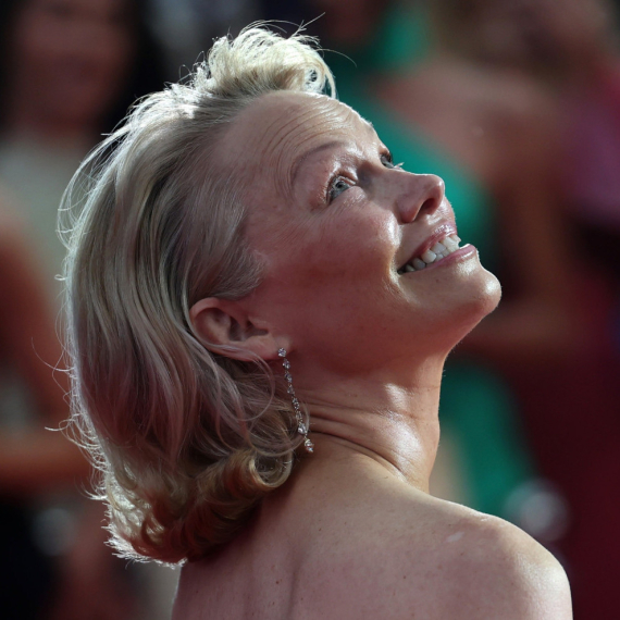 "Nova Pamela": Modni odabir koji "vrišti" da je prirodno okej, a čarape – neviđeni hit FOTO