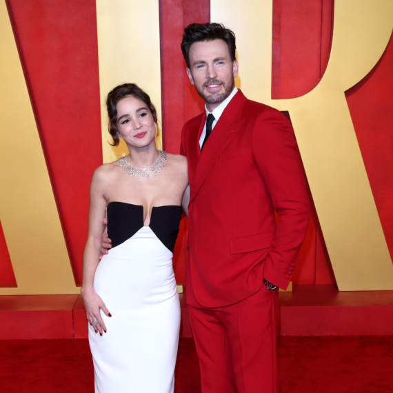 Dugo je želeo da postane otac: Kris Evans i njegova 16 godina mlađa supruga dobili prvo dete FOTO