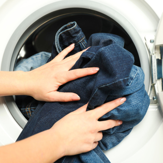 Tamne farmerke neće izbledeti ako u veš mašinu dodate ovaj sastojak