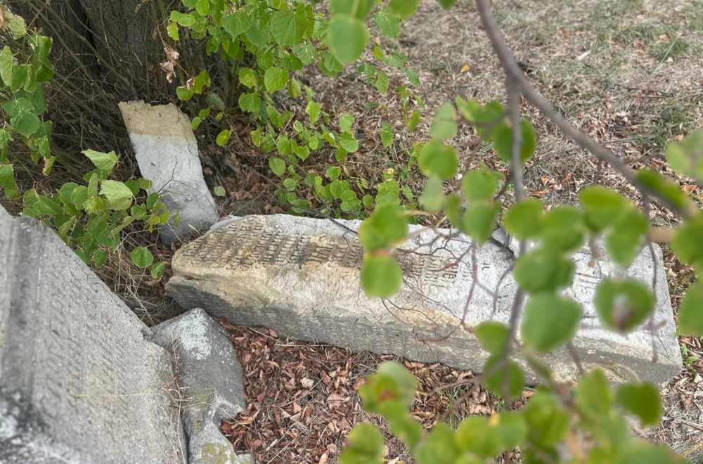 Tužna slika iz čačanskog sela Lipnica: Urušen spomenik krajputaš