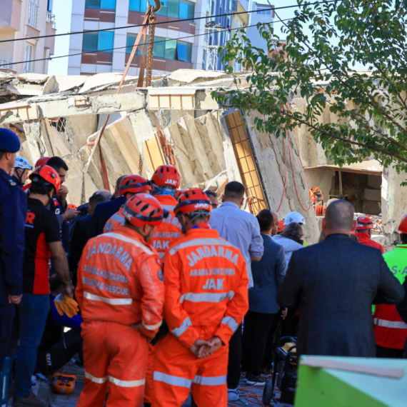Cela porodica bila zatrpana; Spasioci pronašli tela oca i majke – ćerka preživela čudo