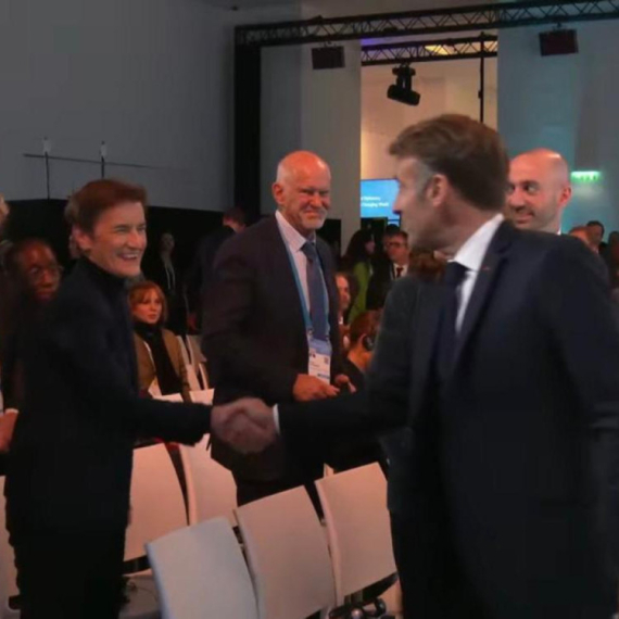 Srdačan pozdrav Ane Brnabić i Emanuela Makrona na Pariskom mirovnom forumu FOTO/VIDEO