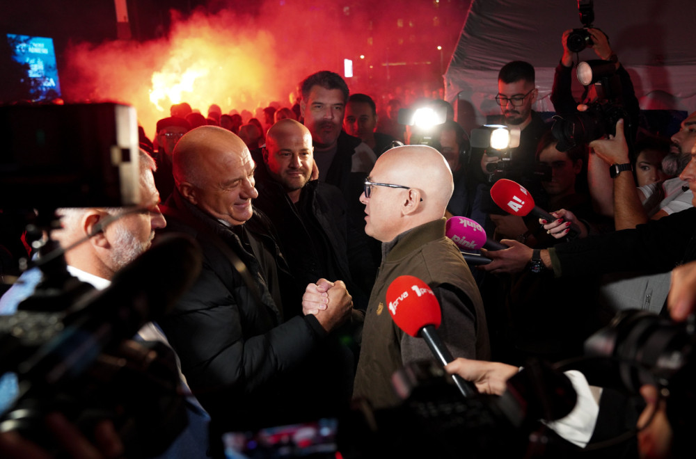 Ispred Skupštine dočekan čovek kog su blokaderi upucali; Vučević: To je teroristički napad; Pucanj u sve nas