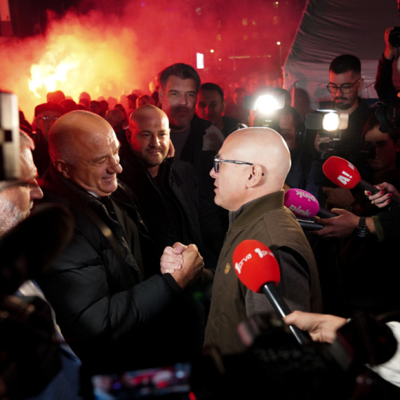 Ispred Skupštine dočekan čovek kog su blokaderi upucali; Vučević: To je teroristički napad; Pucanj u sve nas