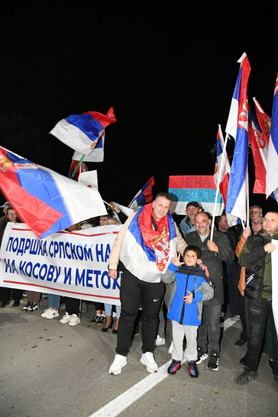 Dirljiva slika kod Ušća: Mališan sa tri prsta dočekao pešake sa Kosova i Metohije FOTO