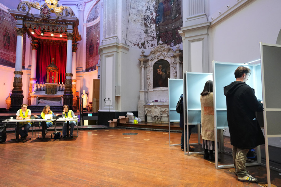 Izborna klackalica u Holandiji; Liberali i desničari izjednačeni