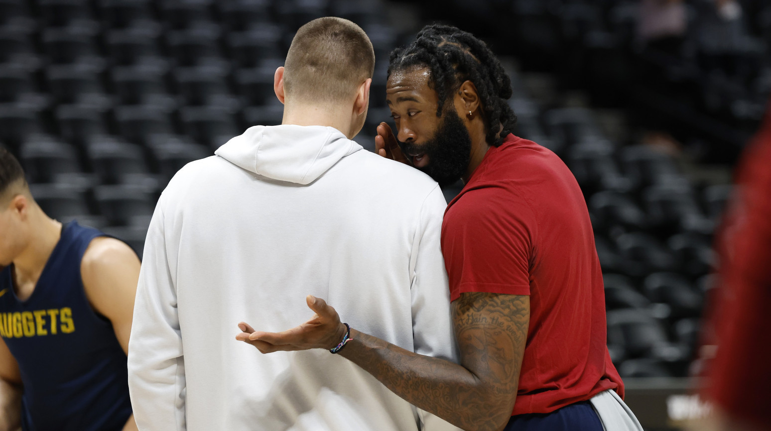 Jokić se izljubio sa rivalom – po srpski VIDEO