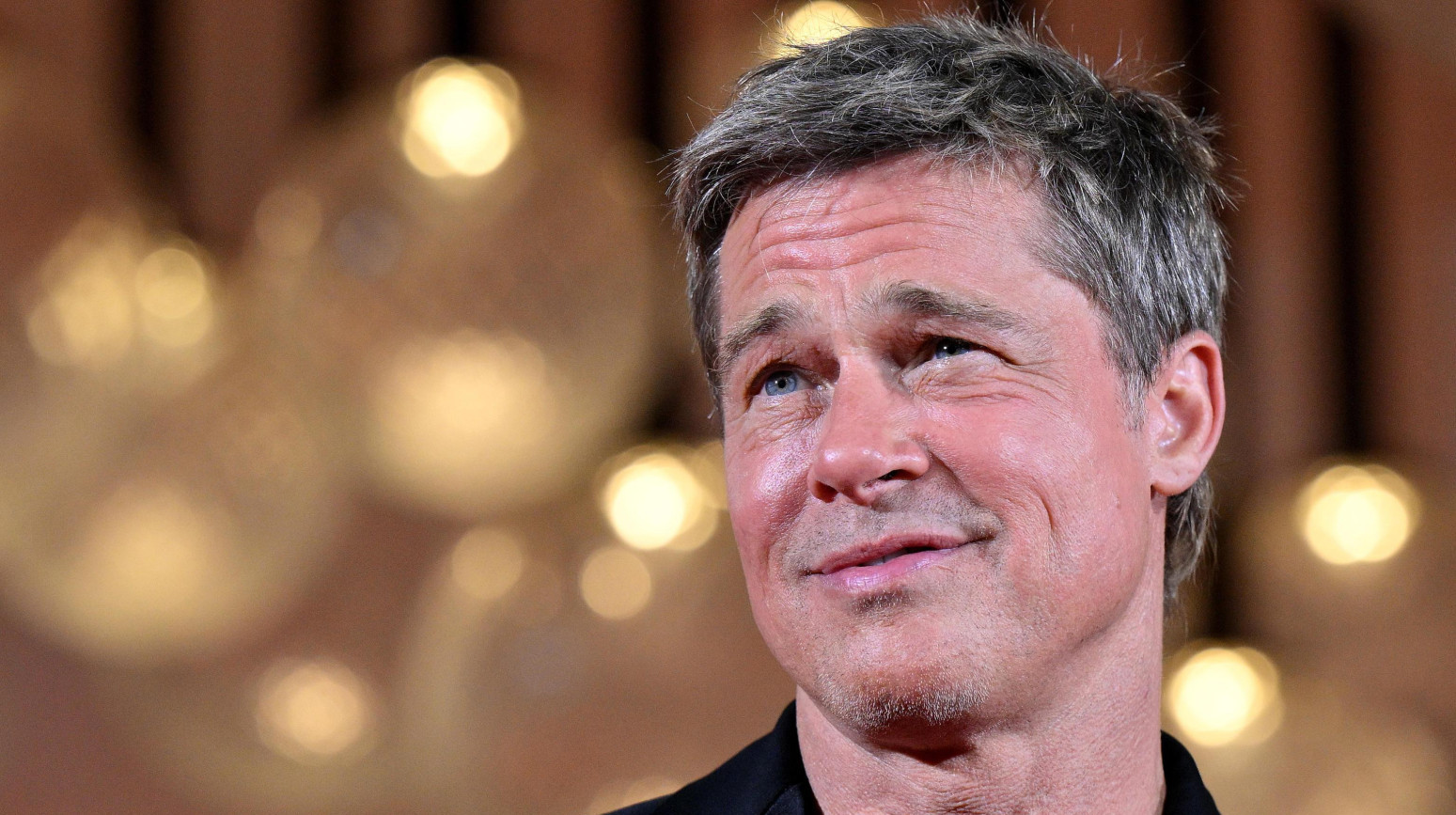 Bred Pit promoviše novi Mercedes: Pridružio mu se i vozač Formule 1 VIDEO