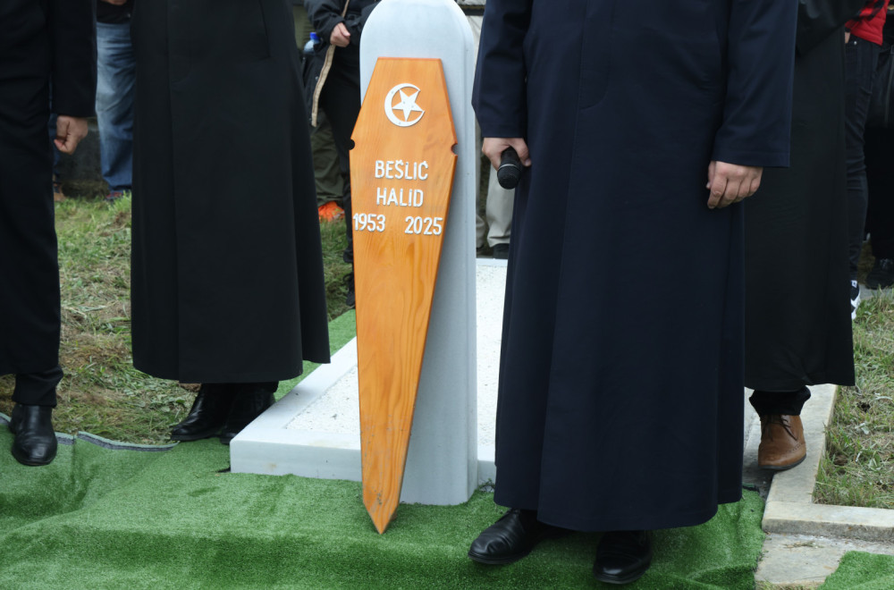 Ivica Dačić položio cveće na grob Halida Bešlića: "Nedostaje njegova toplina" FOTO