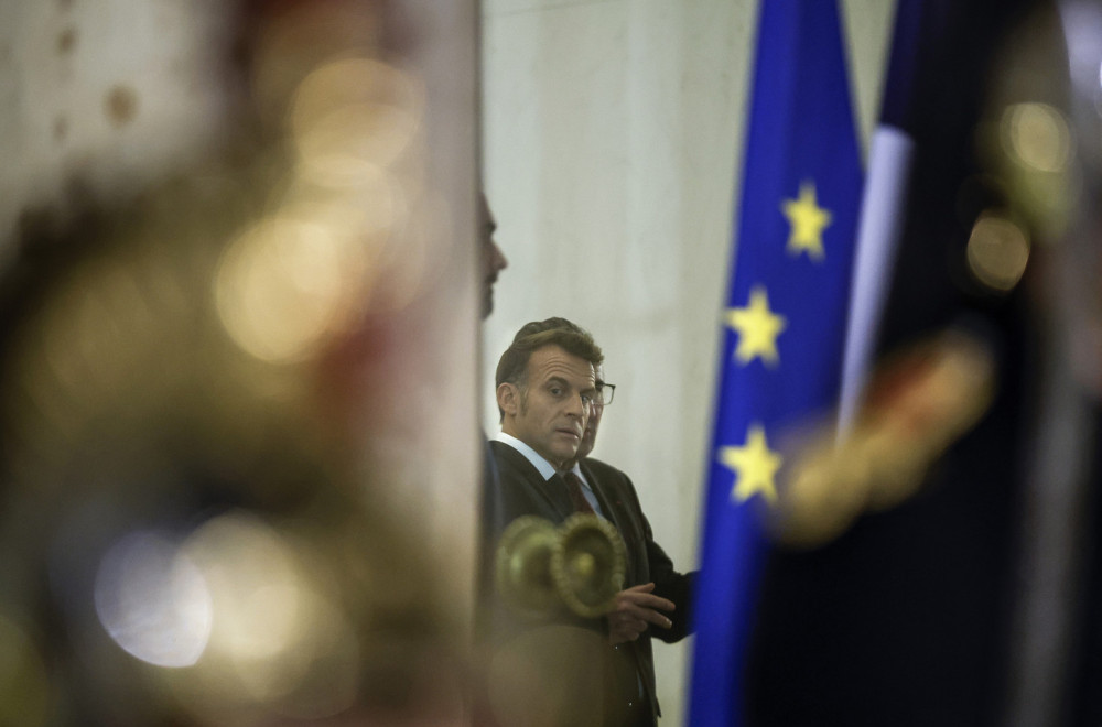 Makron u nikad goroj poziciji