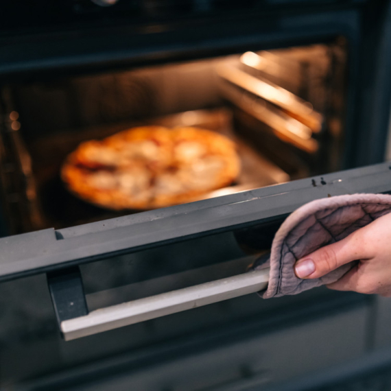 Večno pitanje – zagrejati rernu pre pečenja ili ne?