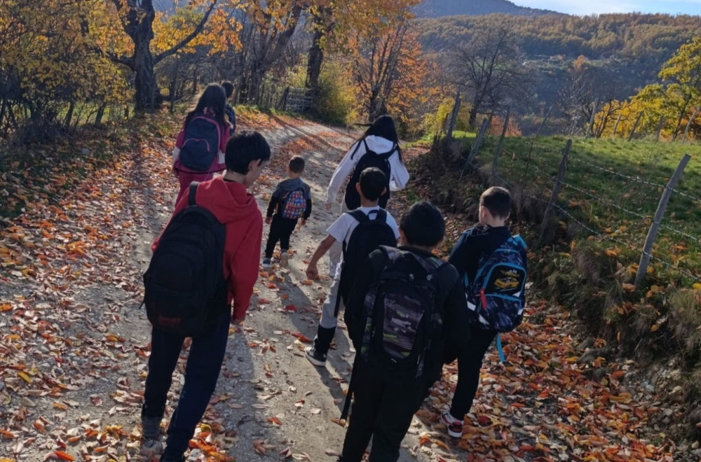 Deca kilometrima idu peške do škole: Autobus nije u funkciji