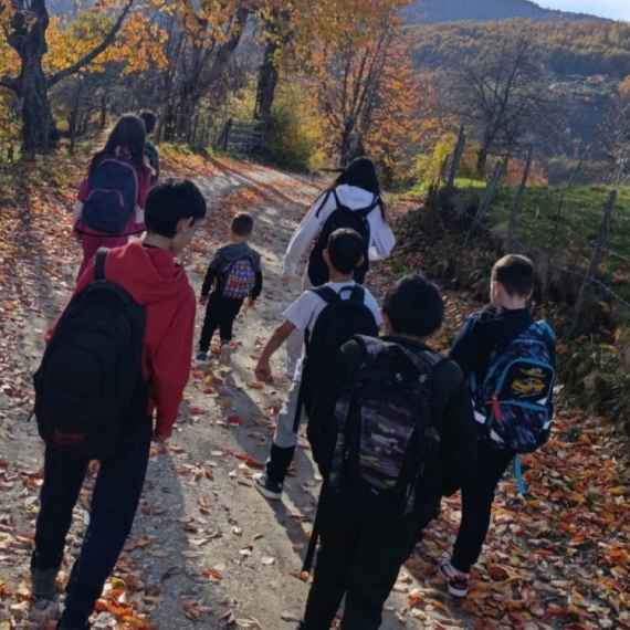 Deca kilometrima idu peške do škole: Autobus nije u funkciji